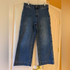 SOLD
GAP dark wash high waisted wide leg crop Jeans
Size 8/29
Worn 5-6 times.